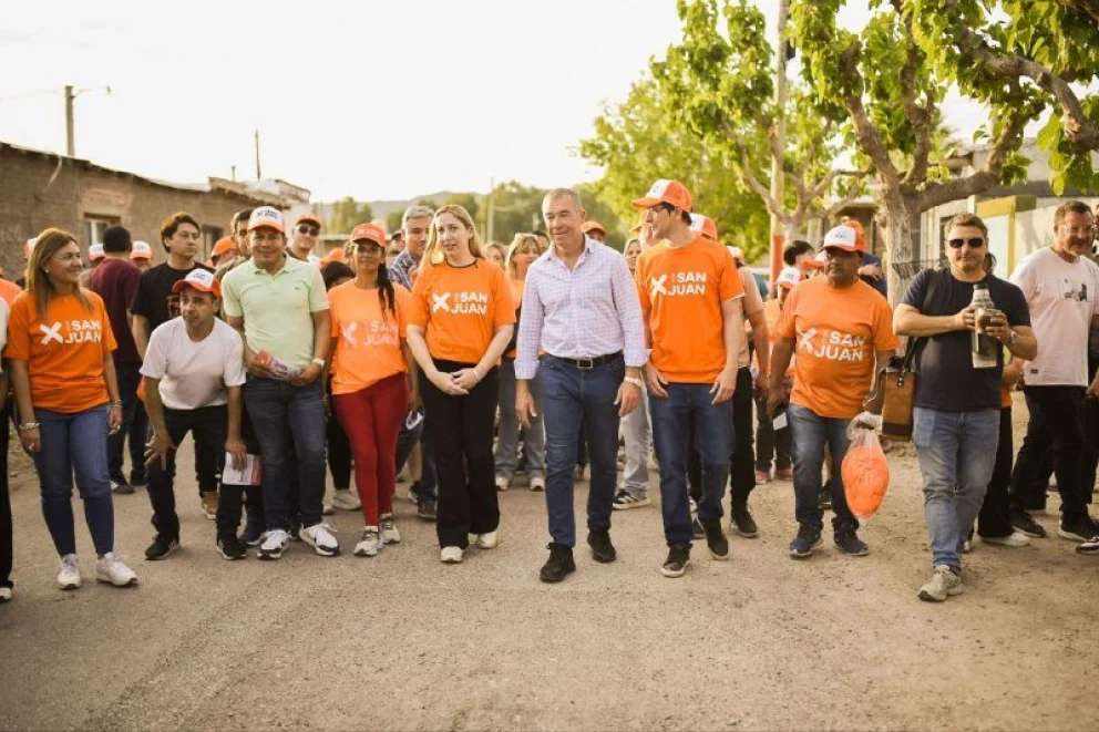 Fabián Martín junto a los candidatos recorriendo Chimbas