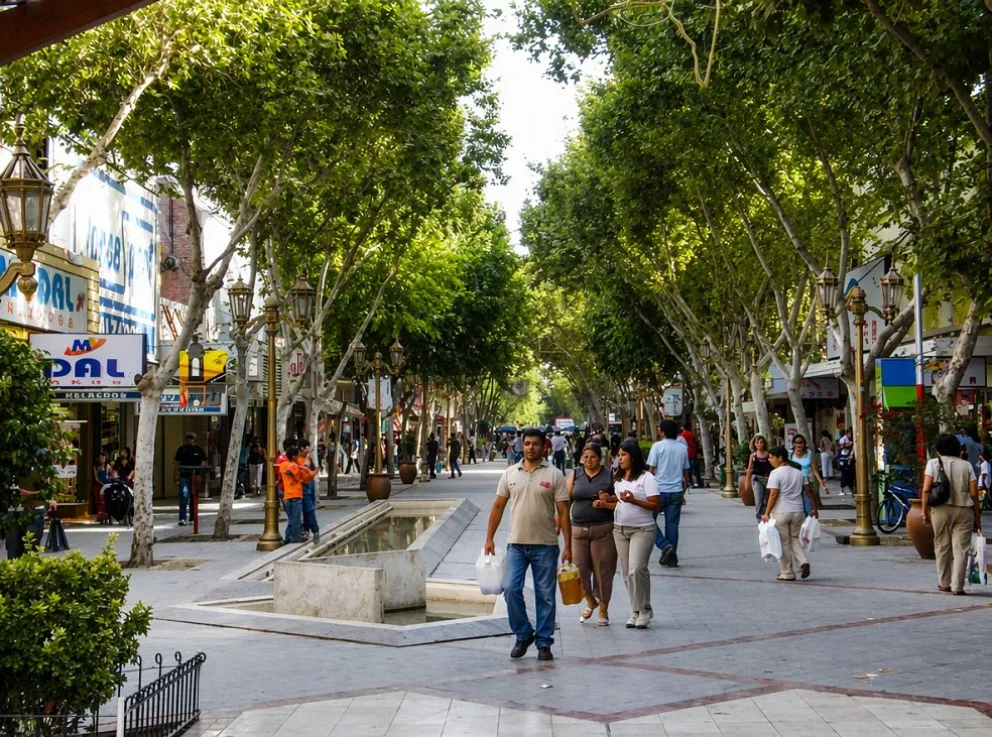 Historia de la provincia de San Juan, imagen mejorada de la década del 90, en la peatonal.